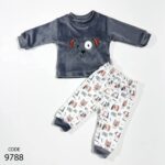 بيجامة قطيفة مطرزة