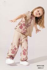 ⁦طقم بناتي مبهج بطبعات ناعمة⁩ - الصورة ⁦2⁩