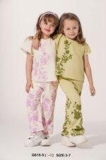 طقم بناتي مبهج بطبعات ناعمة